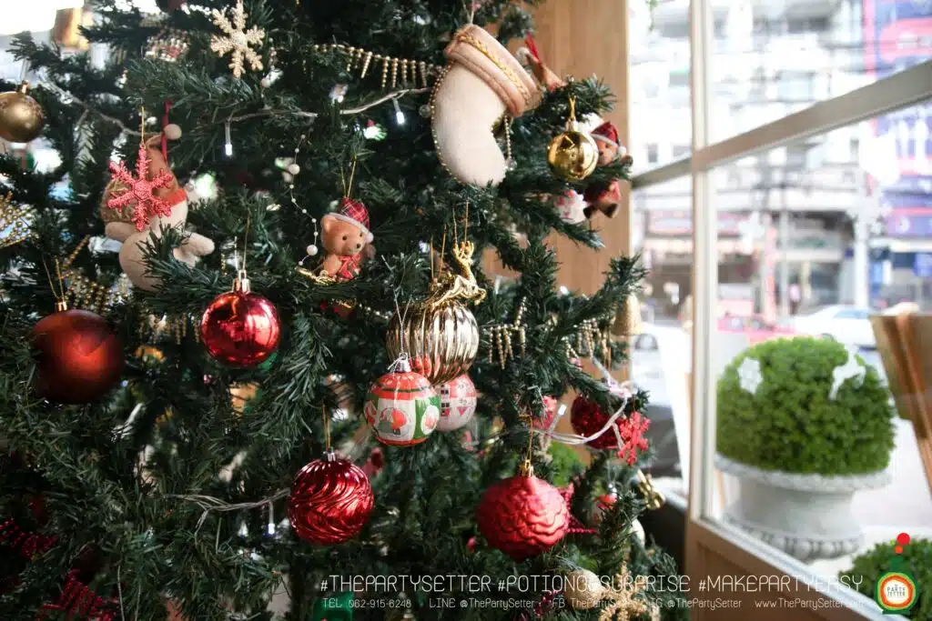 the party setter theme christmas red green 1