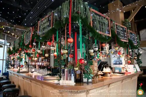 the party setter theme christmas red green 2
