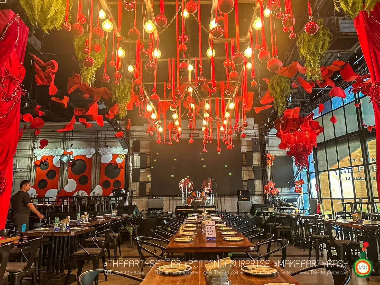the party setter theme christmas red velvet 16